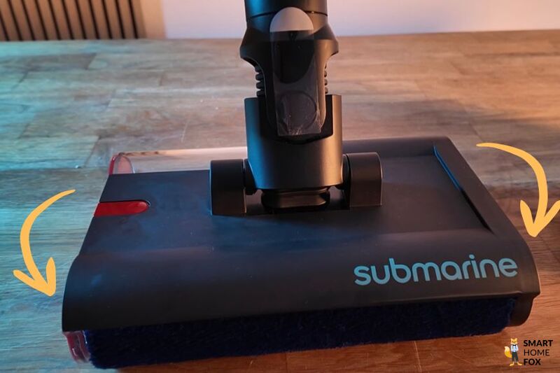 Der Dyson V16 Piston Animal Submarine Wischaufsatz wird im Test gezeigt, dass ein kleiner Rand ungewischt bleibt mit einem Pfeil.
